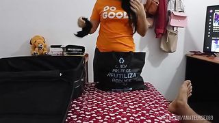Hermanastra hace maletas mientras me muestra su ropa interior y antes de viajar terminamos follando en mi habitacion