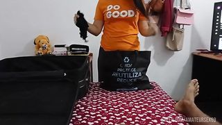 Hermanastra hace maletas mientras me muestra su ropa interior y antes de viajar terminamos follando en mi habitacion