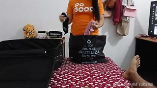 Hermanastra hace maletas mientras me muestra su ropa interior y antes de viajar terminamos follando en mi habitacion