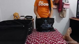 Hermanastra hace maletas mientras me muestra su ropa interior y antes de viajar terminamos follando en mi habitacion