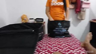 Hermanastra hace maletas mientras me muestra su ropa interior y antes de viajar terminamos follando en mi habitacion