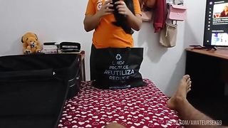 Hermanastra hace maletas mientras me muestra su ropa interior y antes de viajar terminamos follando en mi habitacion