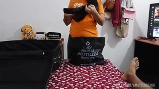 Hermanastra hace maletas mientras me muestra su ropa interior y antes de viajar terminamos follando en mi habitacion