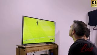 O corno apostou um boquete meu em um jogo e perdeu. Mas o nerd que ganhou tinha um pau tao gostoso que eu quis dar pra ele