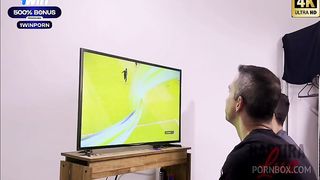 O corno apostou um boquete meu em um jogo e perdeu. Mas o nerd que ganhou tinha um pau tao gostoso que eu quis dar pra ele