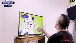 O corno apostou um boquete meu em um jogo e perdeu. Mas o nerd que ganhou tinha um pau tao gostoso que eu quis dar pra ele