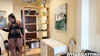 levei minha escrava para dar uma volta no shoopping, quando chegamos em casa eu fodi essa puta em todos os comodos da casa