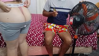Soy el nuevo mecanico de mi madrastra: cuando ella llega me muestra su nueva ropa interior y no pude resistir a follarla por el culo