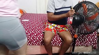 Soy el nuevo mecanico de mi madrastra: cuando ella llega me muestra su nueva ropa interior y no pude resistir a follarla por el culo
