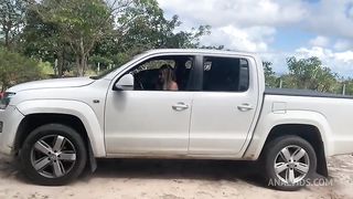A patroa liberou seu cuzinho para seu empregado em sua chacara!
