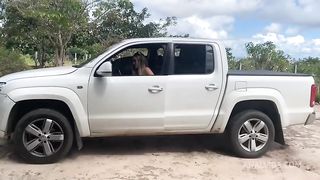 A patroa liberou seu cuzinho para seu empregado em sua chacara!