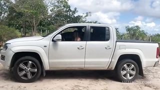 A patroa liberou seu cuzinho para seu empregado em sua chacara!