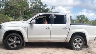 A patroa liberou seu cuzinho para seu empregado em sua chacara!