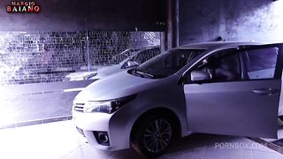 FUI RESOLVER O POBLEMA NO CARRO DA MINHA VIZINHA ELA MIM DEU MOLE E PASSEI O PAU NA GOSTOSA COMENDO ATE O CU