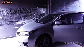 FUI RESOLVER O POBLEMA NO CARRO DA MINHA VIZINHA ELA MIM DEU MOLE E PASSEI O PAU NA GOSTOSA COMENDO ATE O CU