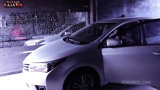 FUI RESOLVER O POBLEMA NO CARRO DA MINHA VIZINHA ELA MIM DEU MOLE E PASSEI O PAU NA GOSTOSA COMENDO ATE O CU