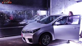FUI RESOLVER O POBLEMA NO CARRO DA MINHA VIZINHA ELA MIM DEU MOLE E PASSEI O PAU NA GOSTOSA COMENDO ATE O CU