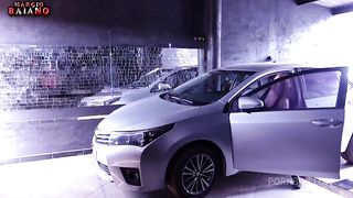 FUI RESOLVER O POBLEMA NO CARRO DA MINHA VIZINHA ELA MIM DEU MOLE E PASSEI O PAU NA GOSTOSA COMENDO ATE O CU