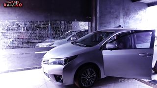 FUI RESOLVER O POBLEMA NO CARRO DA MINHA VIZINHA ELA MIM DEU MOLE E PASSEI O PAU NA GOSTOSA COMENDO ATE O CU