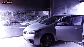 FUI RESOLVER O POBLEMA NO CARRO DA MINHA VIZINHA ELA MIM DEU MOLE E PASSEI O PAU NA GOSTOSA COMENDO ATE O CU