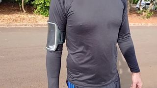 Coroa chupando o pau do novinho no meio da rua em publico