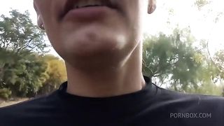 Coroa chupando o pau do novinho no meio da rua em publico