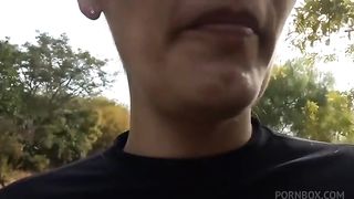 Coroa chupando o pau do novinho no meio da rua em publico