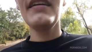 Coroa chupando o pau do novinho no meio da rua em publico