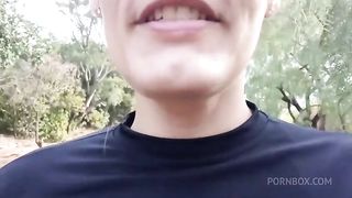 Coroa chupando o pau do novinho no meio da rua em publico