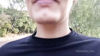 Coroa chupando o pau do novinho no meio da rua em publico