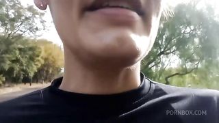 Coroa chupando o pau do novinho no meio da rua em publico