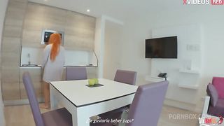 Madrastra vio la polla dura de su hijastro y se la mete en la boca, se la folla por el culo y se corre dentro de ella