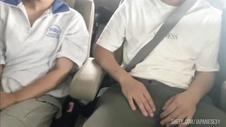 【素人】「声出ちゃうって…！」車のすぐ外に一般人がいるのにカーセックスでどきどきしながらイキまくる大◯生カップル。