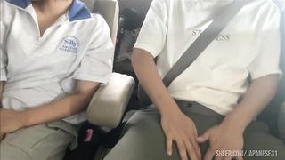 【素人】「声出ちゃうって…！」車のすぐ外に一般人がいるのにカーセックスでどきどきしながらイキまくる大◯生カップル。