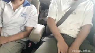 【素人】「声出ちゃうって…！」車のすぐ外に一般人がいるのにカーセックスでどきどきしながらイキまくる大◯生カップル。