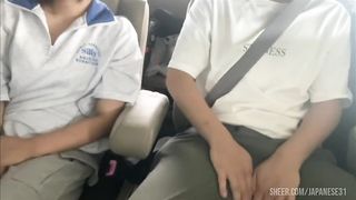 【素人】「声出ちゃうって…！」車のすぐ外に一般人がいるのにカーセックスでどきどきしながらイキまくる大◯生カップル。