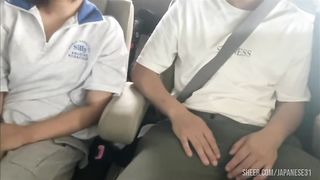 【素人】「声出ちゃうって…！」車のすぐ外に一般人がいるのにカーセックスでどきどきしながらイキまくる大◯生カップル。