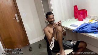 Bastidores de uma mega suruba com duas safadas fazendo muito anal e ganhando muito leite