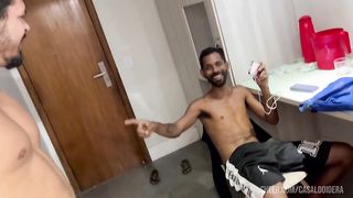 Bastidores de uma mega suruba com duas safadas fazendo muito anal e ganhando muito leite