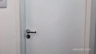 cheguei do trabalho cansado e estressado e minha amiguinha safada veio me consolar sentando na minha pica no pelo e recebdo leitinho na buceta parte1