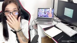 Aluna da faculdade vai mal de nota e chama professor no seu quarto, chupa e senta na piroca por nota ate tomar leite na bunda. pt 1 @wine_flame