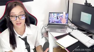 Aluna da faculdade vai mal de nota e chama professor no seu quarto, chupa e senta na piroca por nota ate tomar leite na bunda. pt 1 @wine_flame