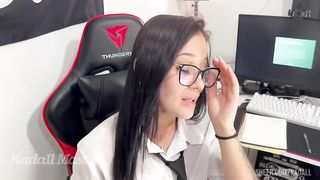 Aluna da faculdade vai mal de nota e chama professor no seu quarto, chupa e senta na piroca por nota ate tomar leite na bunda. pt 1 @wine_flame