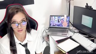 Aluna da faculdade vai mal de nota e chama professor no seu quarto, chupa e senta na piroca por nota ate tomar leite na bunda.