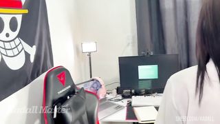 Aluna da faculdade vai mal de nota e chama professor no seu quarto, chupa e senta na piroca por nota ate tomar leite na bunda.