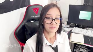 Aluna da faculdade vai mal de nota e chama professor no seu quarto, chupa e senta na piroca por nota ate tomar leite na bunda.
