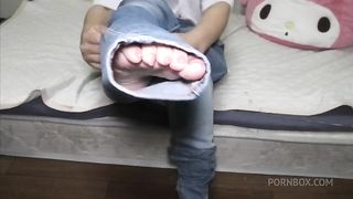今にもはち切れそうなぴちぴちのジーパンでオナニーする女子◯生。