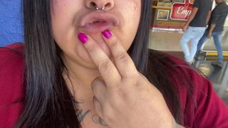 Bbw se exibe no banheiro do mercado e coloca plug no cuzinho - Mary Jhuana