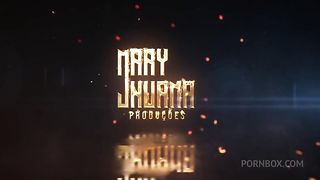 Bbw se exibe no banheiro do mercado e coloca plug no cuzinho - Mary Jhuana