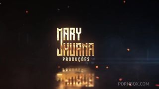 Bbw se exibe no banheiro do mercado e coloca plug no cuzinho - Mary Jhuana